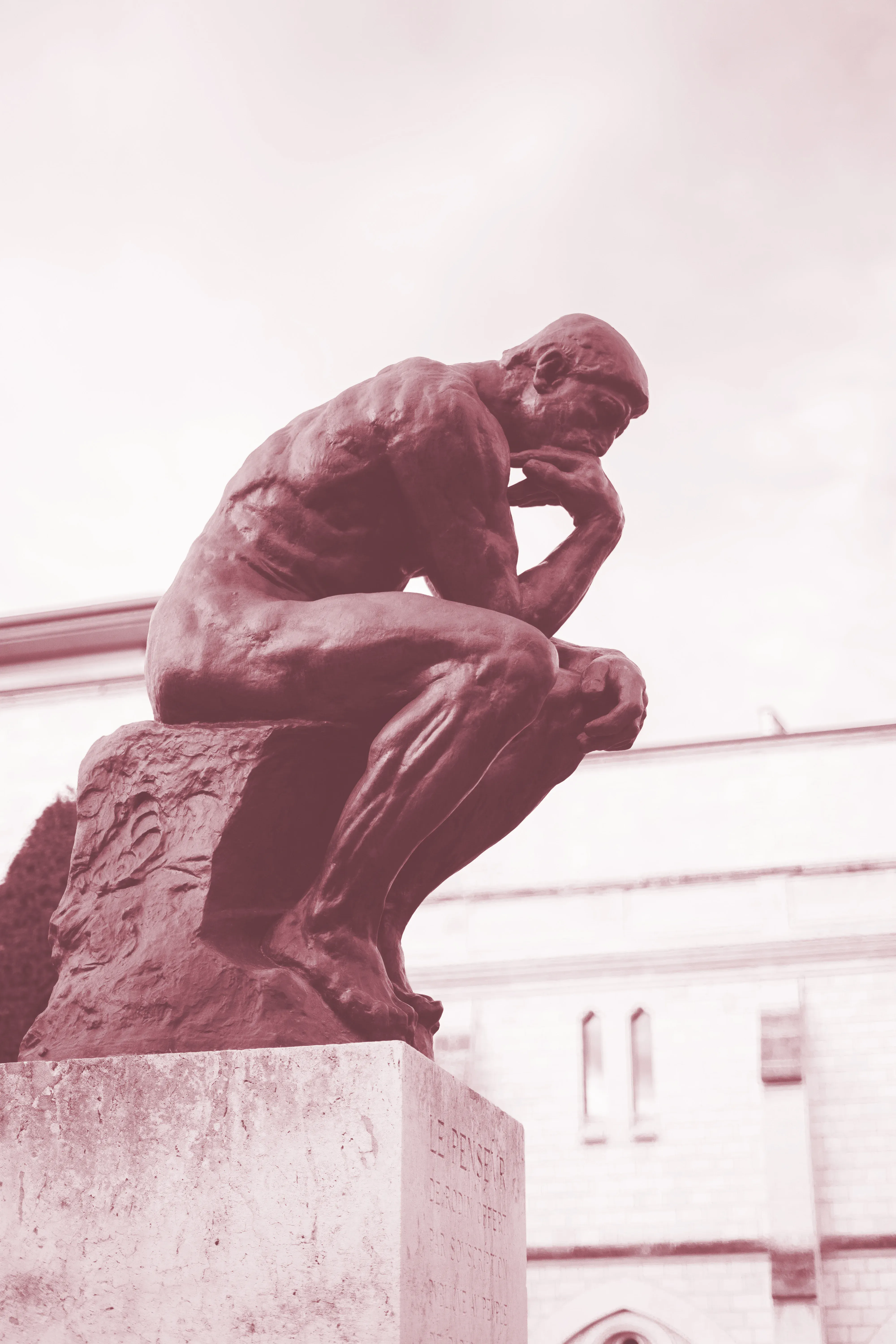 Le Penseur de Rodin réfléchissant sur sa condition, filtre rose pastel