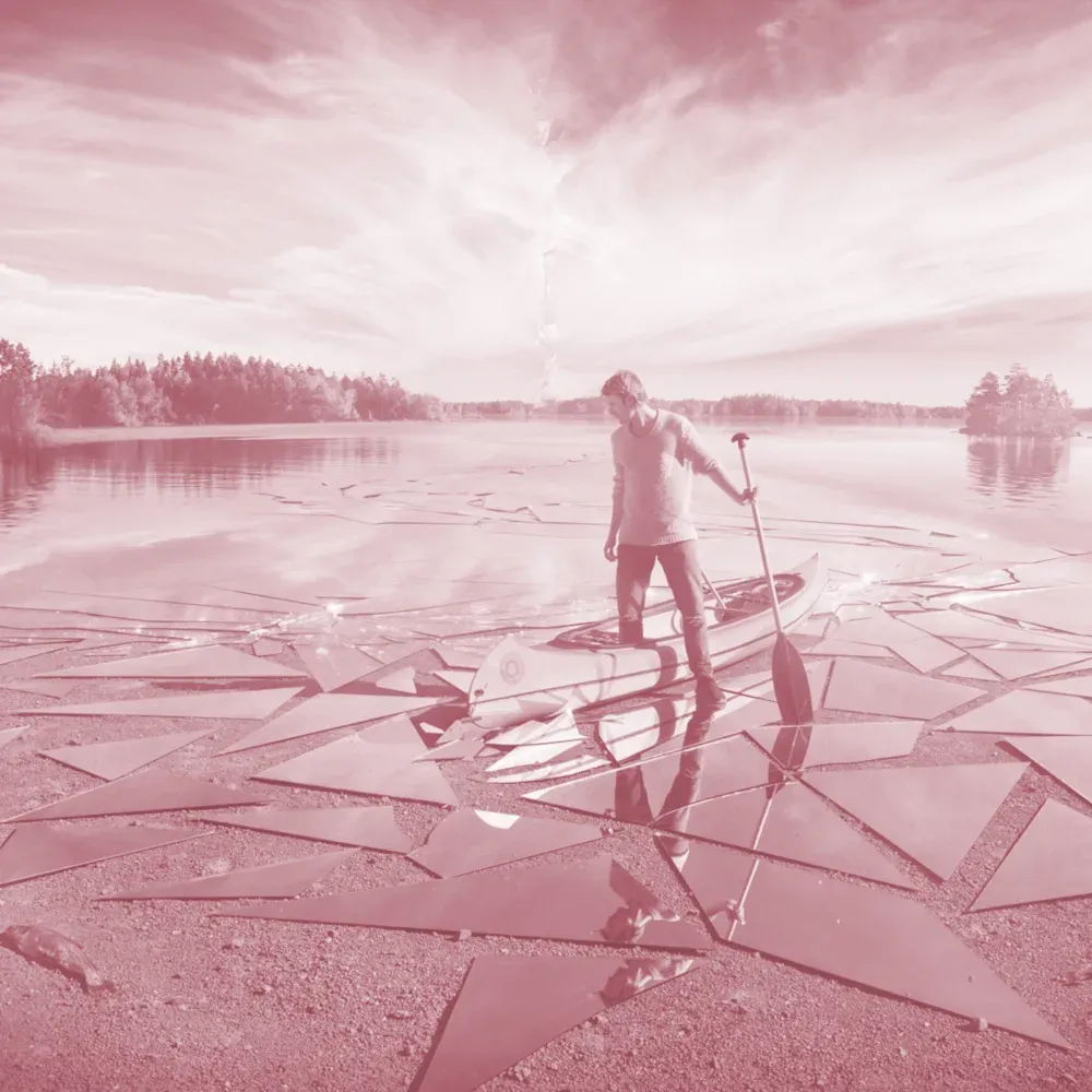 Photo-montage d'Erik Johansson dans un canoë brisant le miroir formé par un lac, filtre rose pastel sur l'ensemble de l'image.