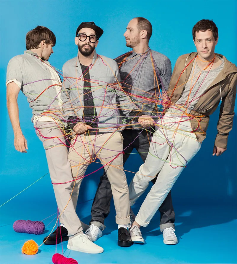 Le groupe OK Go emmêlés dans des fils de laine