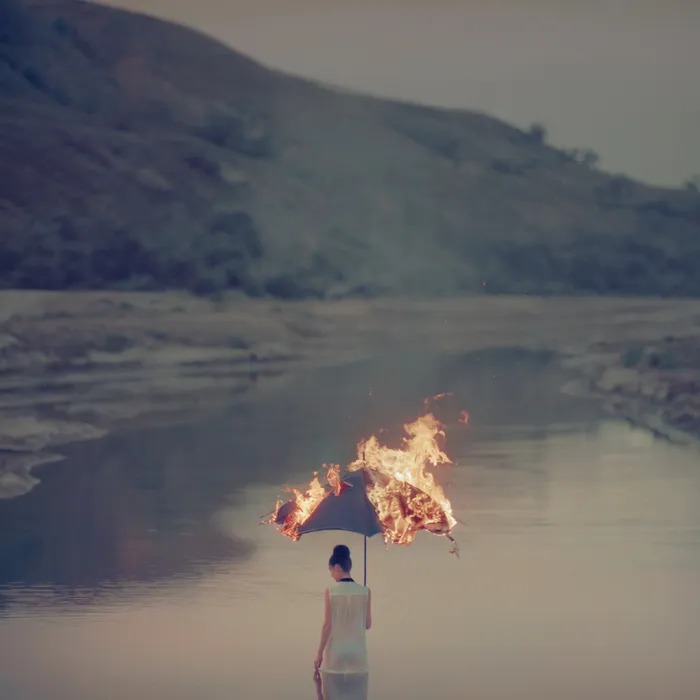 Parapluie et feu © Oleg Oprisco