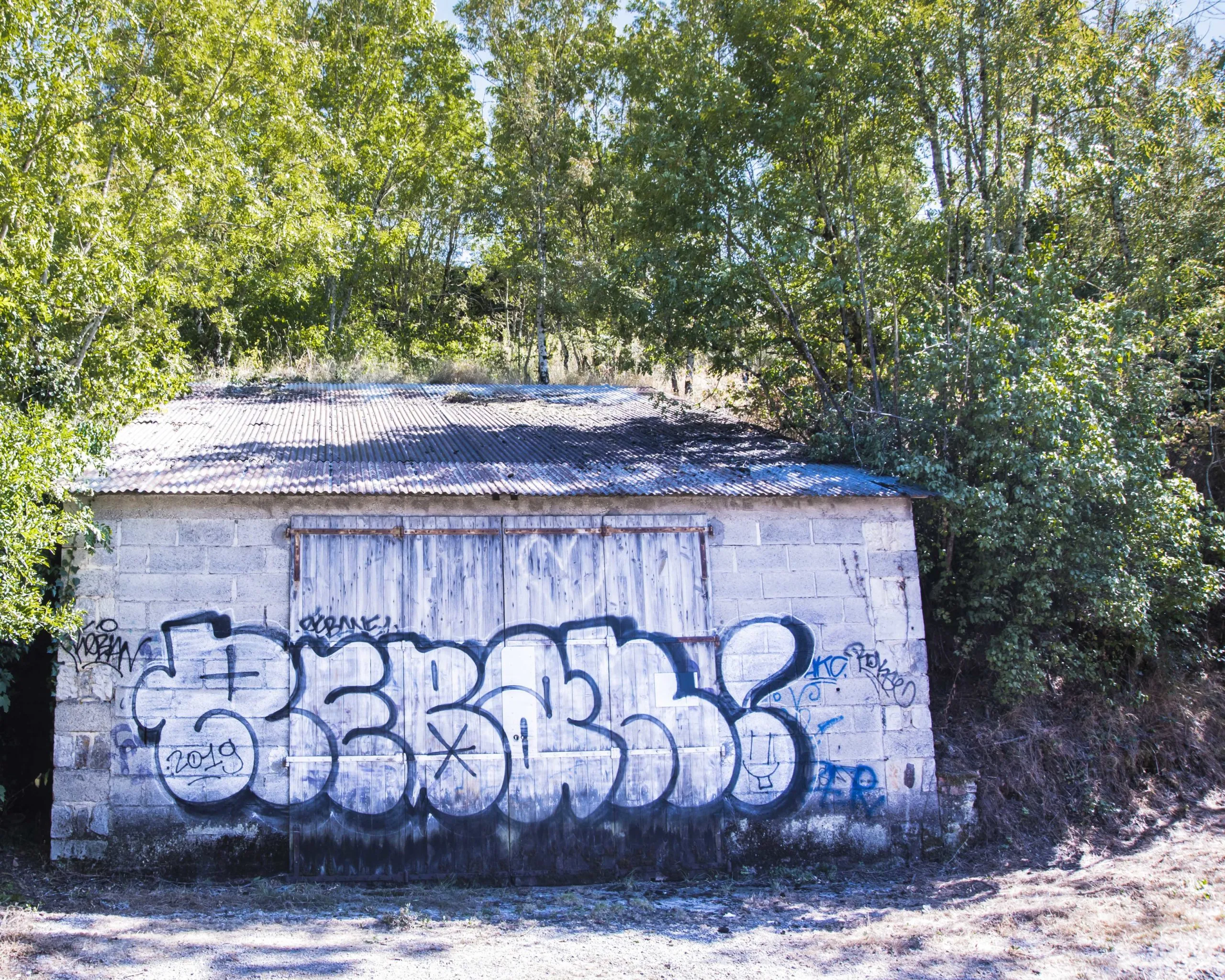 Pont de Bourran, street art et végétation