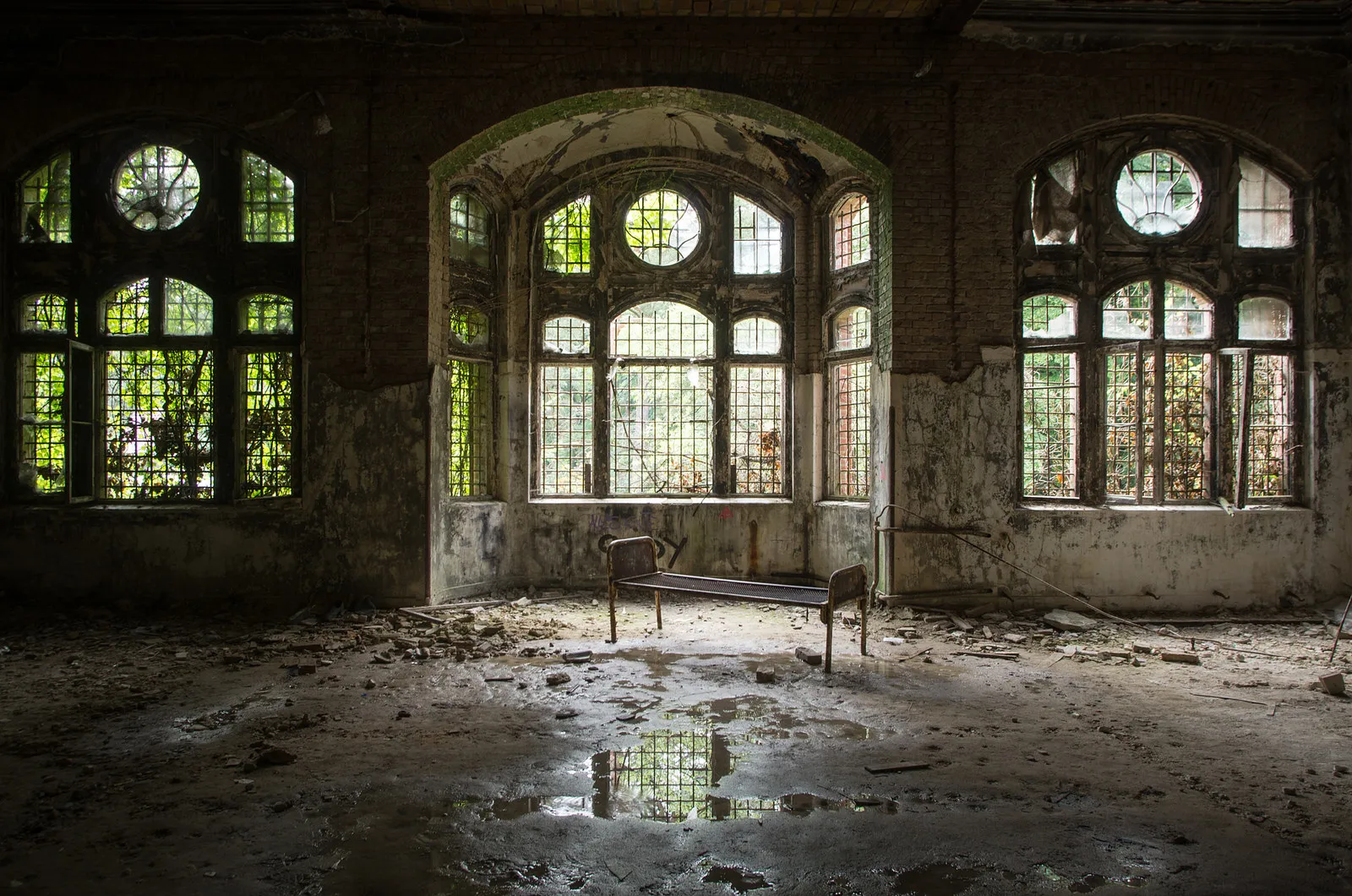 Large vitres brisées d'un batiment abandonné - Urbex